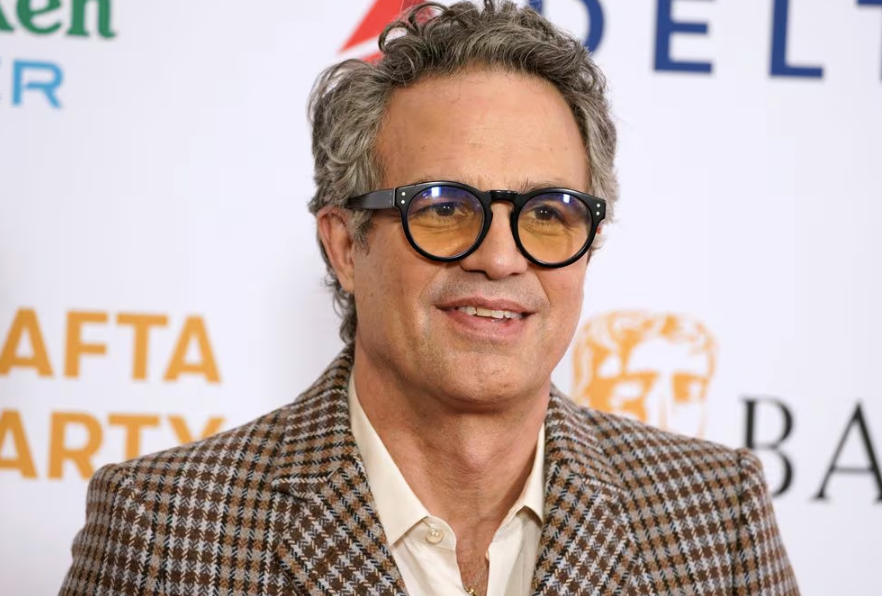 Mark Ruffalo tersenyum dalam sebuah acara penghargaan